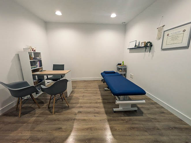 Sala de consulta y tratamiento de Sara Osuna Fisioterapia en Lucena